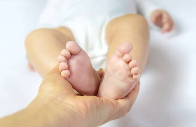 Почему не держат ноги. Ребенок между маминых ног. Младенец на ногах держится за. Обмывание ножек новорожденного. Как младенцы держат ноги.